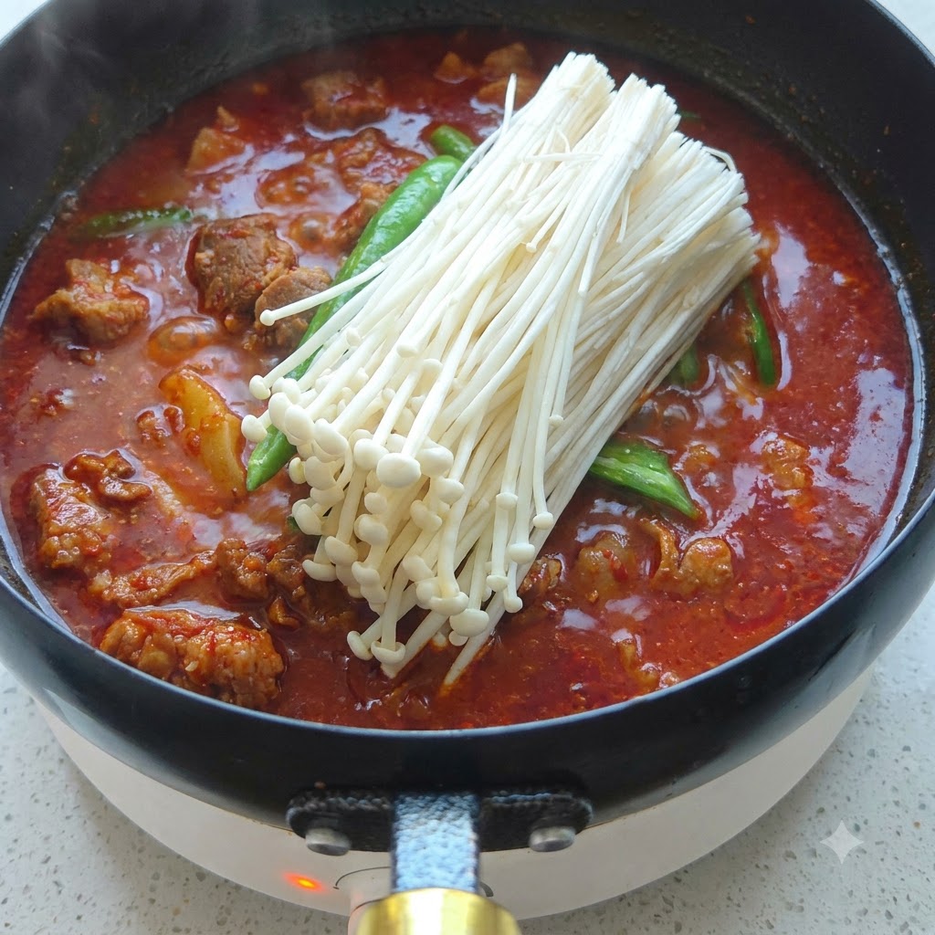 Pezzi di pollo crudo versati da una ciotola di vetro in un wok caldo e unto dolio.