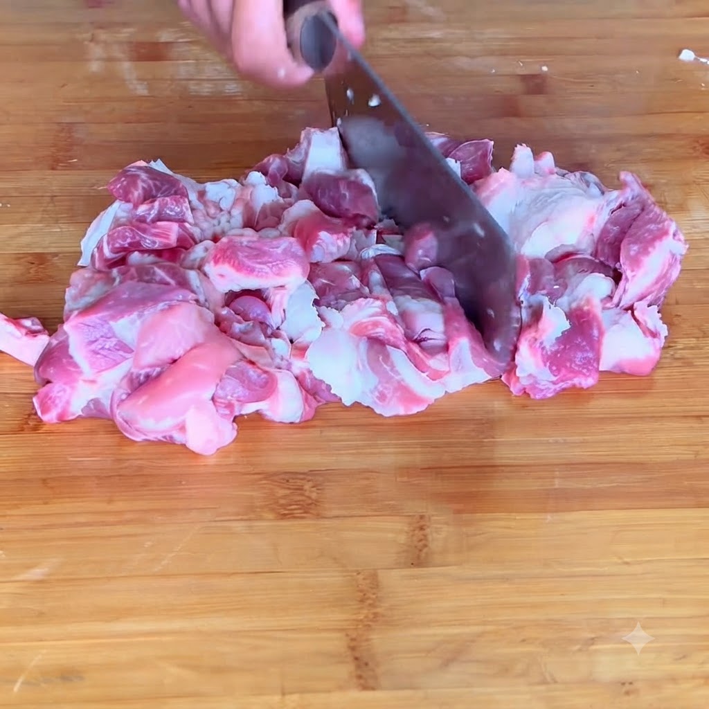 Primo piano di maiale tritato finemente in pasta di carne su un tagliere.