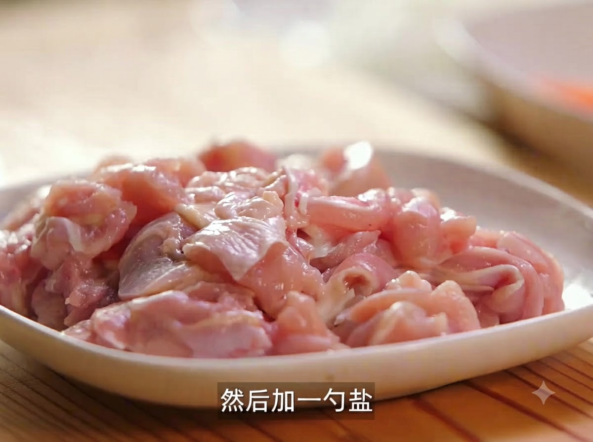 Un piatto di pezzi di pollo crudo conditi con sale e pepe nero pronti per la marinatura.