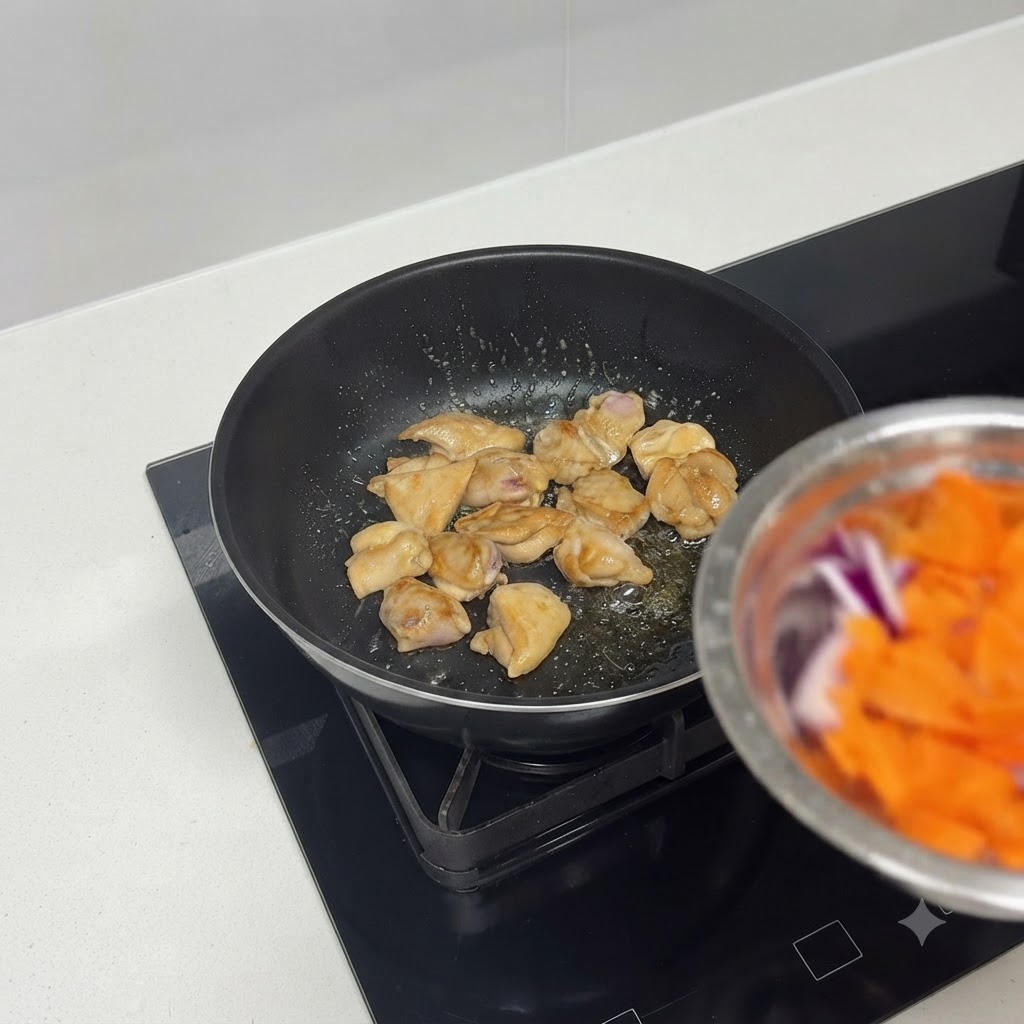 Pezzi di pollo che rosolano bene in una padella.