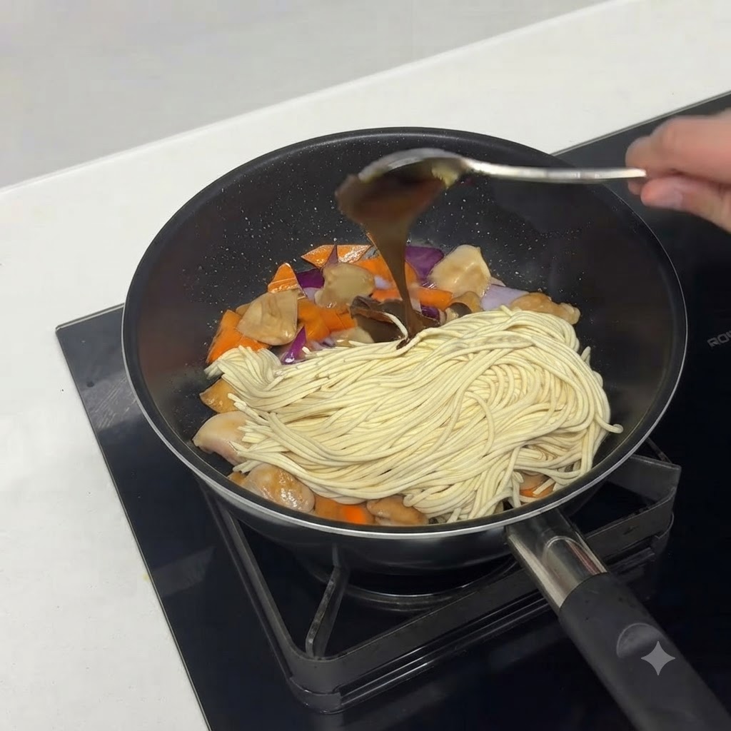 Pasta o blocchetti di curry aggiunti agli ingredienti nella padella.