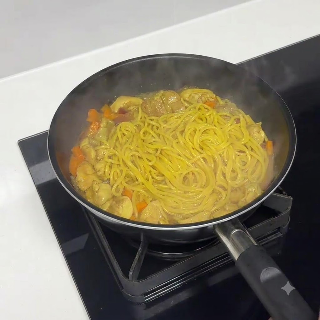 Pasta che cuoce a fuoco medio-alto per ridurre e addensare la salsa.