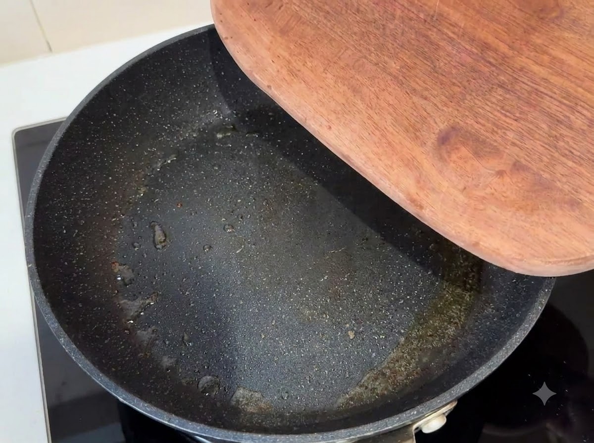 Fette di cipolla rossa, aglio e peperoncini secchi che friggono in padella.