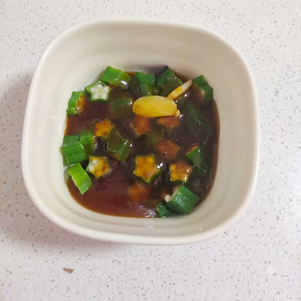 Okra che bolle in una pentola di acqua calda.