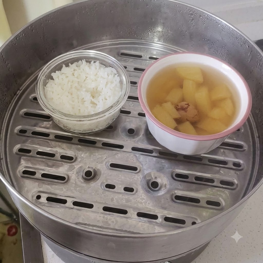 Bacchette che mescolano lokra cotta con riso al vapore in una ciotola.