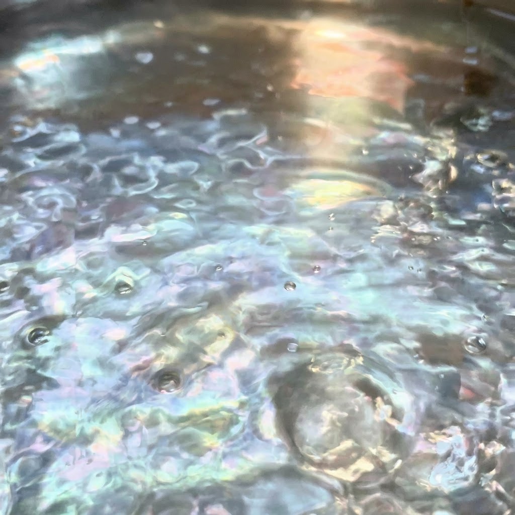 Sale che si scioglie in una pentola di acqua in forte ebollizione.