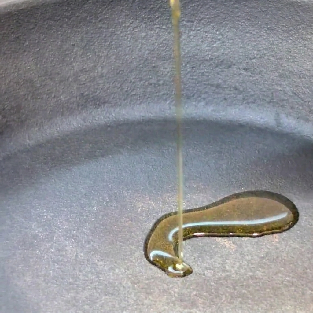 Olio extravergine doliva versato allinterno di una padella fredda.