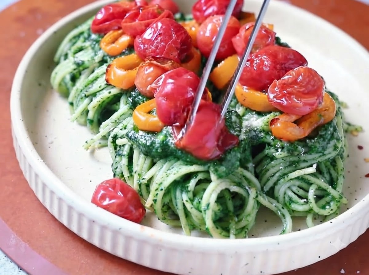 Una noce di burro giallo che si scioglie nella salsa verde di spinaci in padella.