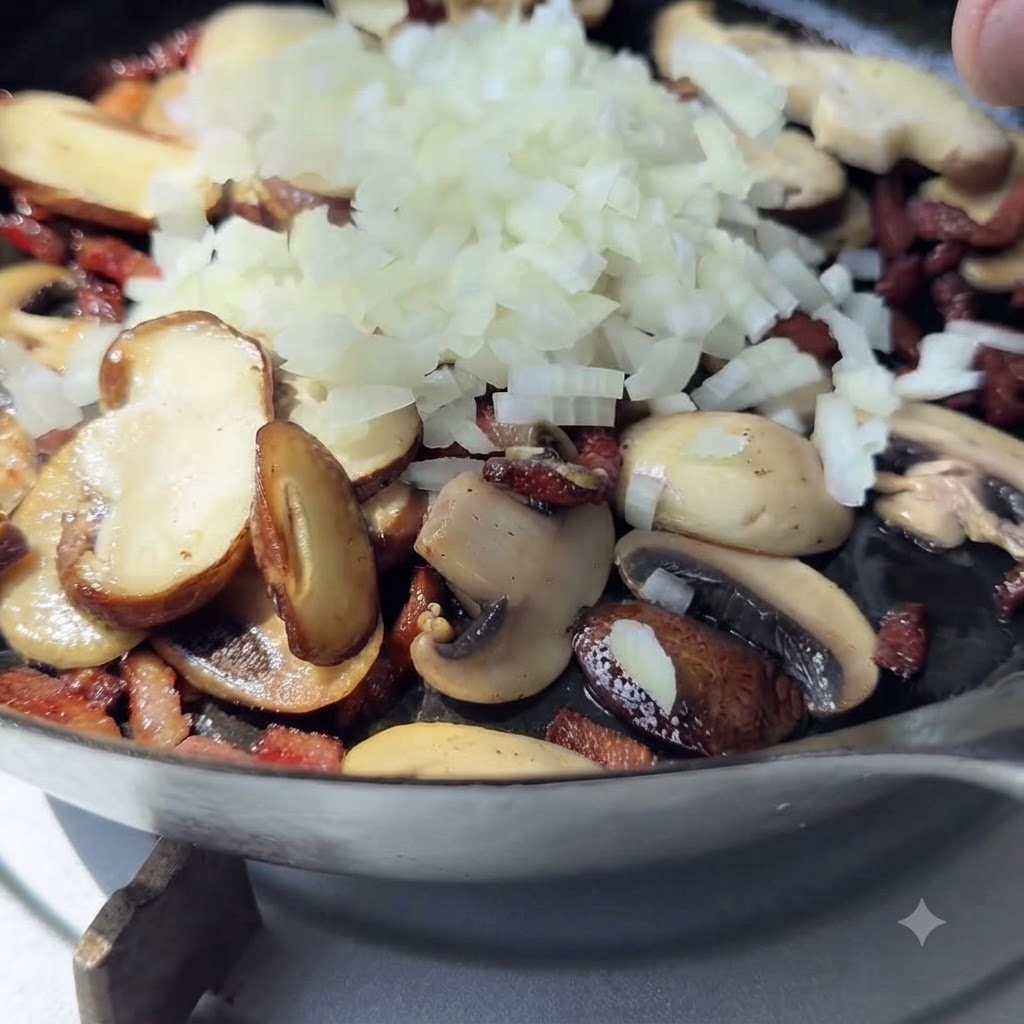 Un mucchio di cipolle bianche tritate fresche sopra i funghi cotti e la pancetta in una padella.
