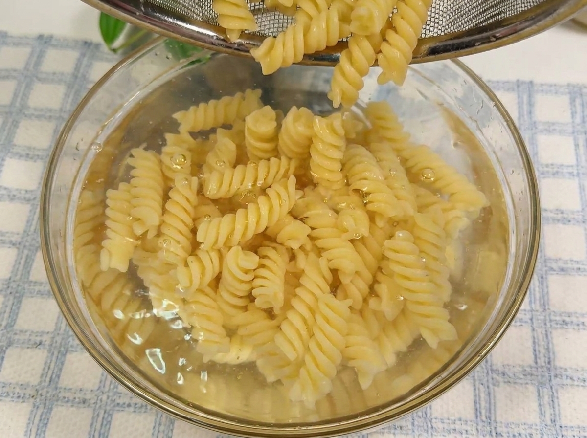 Strisce di manzo marinate che sfrigolano in una padella calda.