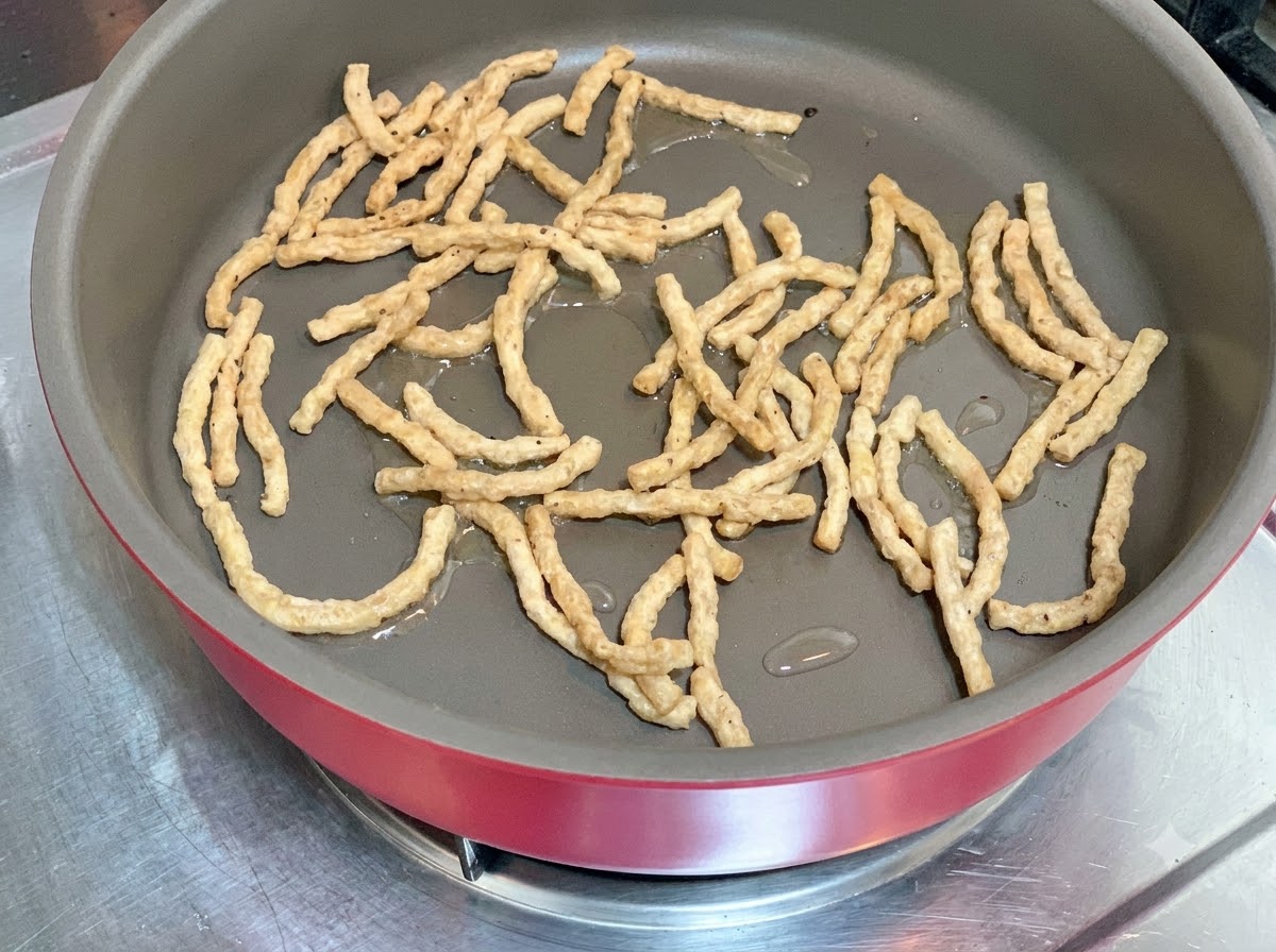 Strisce di proteine vegetali saltate in padella con una piccola quantità di olio.