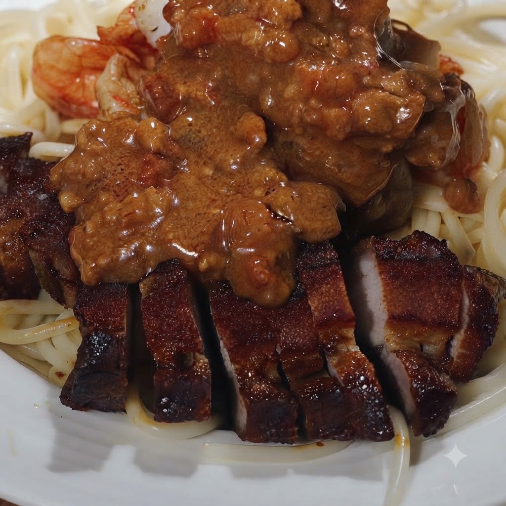 Denso e cremoso ragù al pomodoro e carne viene versato con un mestolo sopra la pasta, i gamberi e la pancetta impiantati.