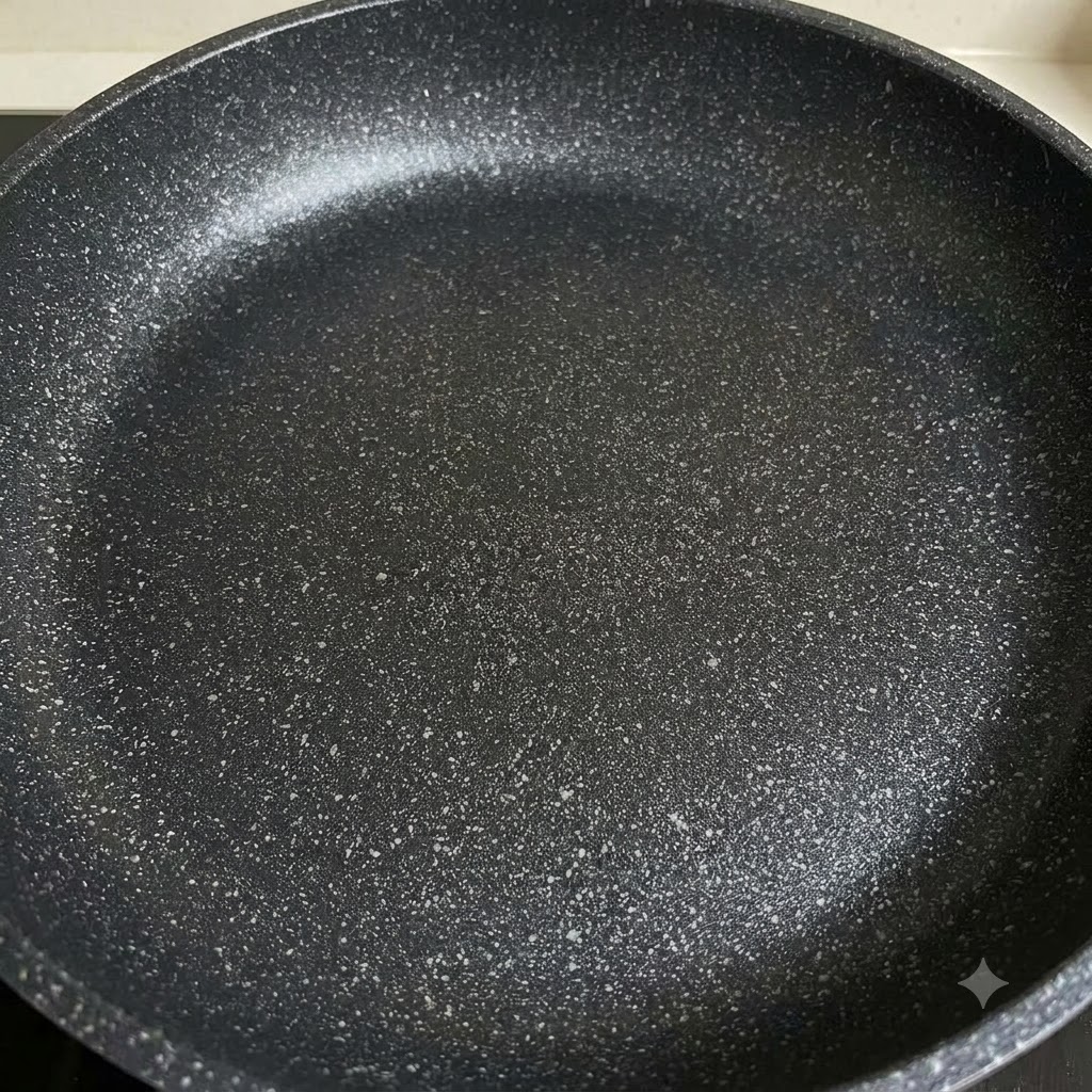 Cipolle a fette e peperoni saltati in padella.