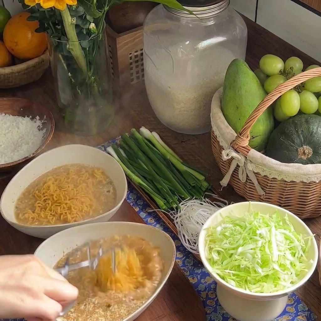 Noodles istantanei cotti posti in una ciotola piena di brodo cremoso.