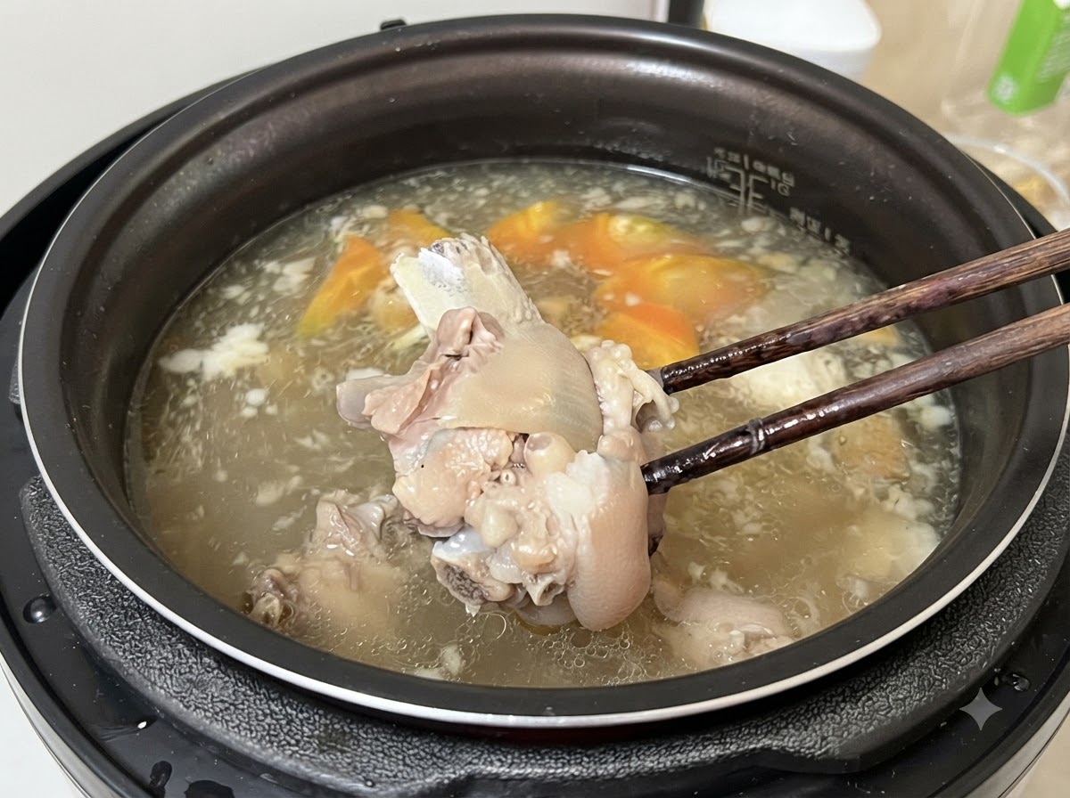 Bacchette che sollevano un tenero pezzo di carne dal brodo cotto.