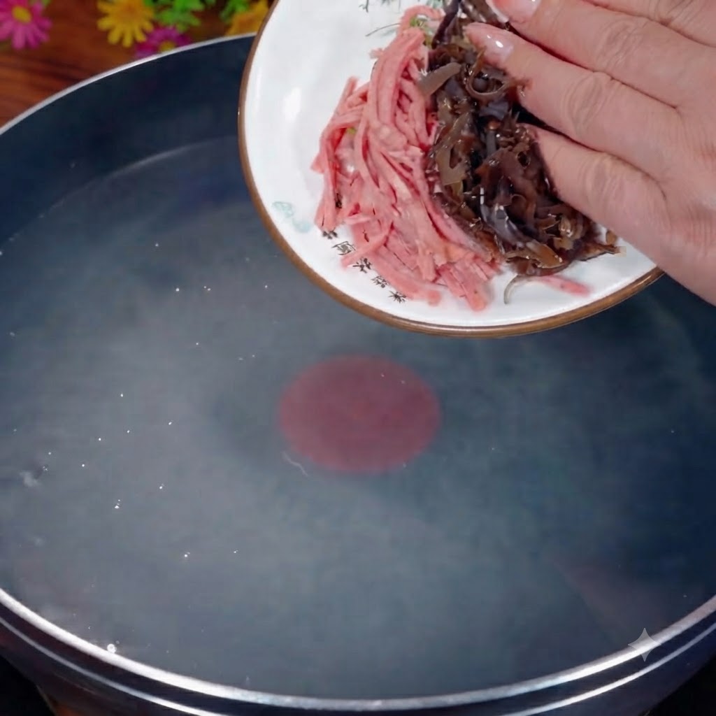 Funghi neri e prosciutto tagliati a striscioline versati da un piatto bianco in una pentola di acqua bollente.
