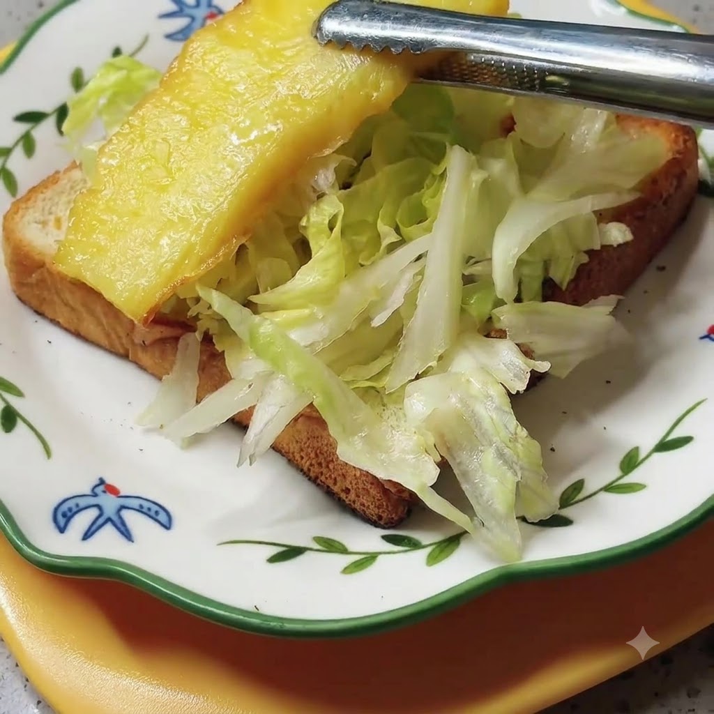 Fette di ananas grigliato sistemate sopra lo strato di insalata nel panino.
