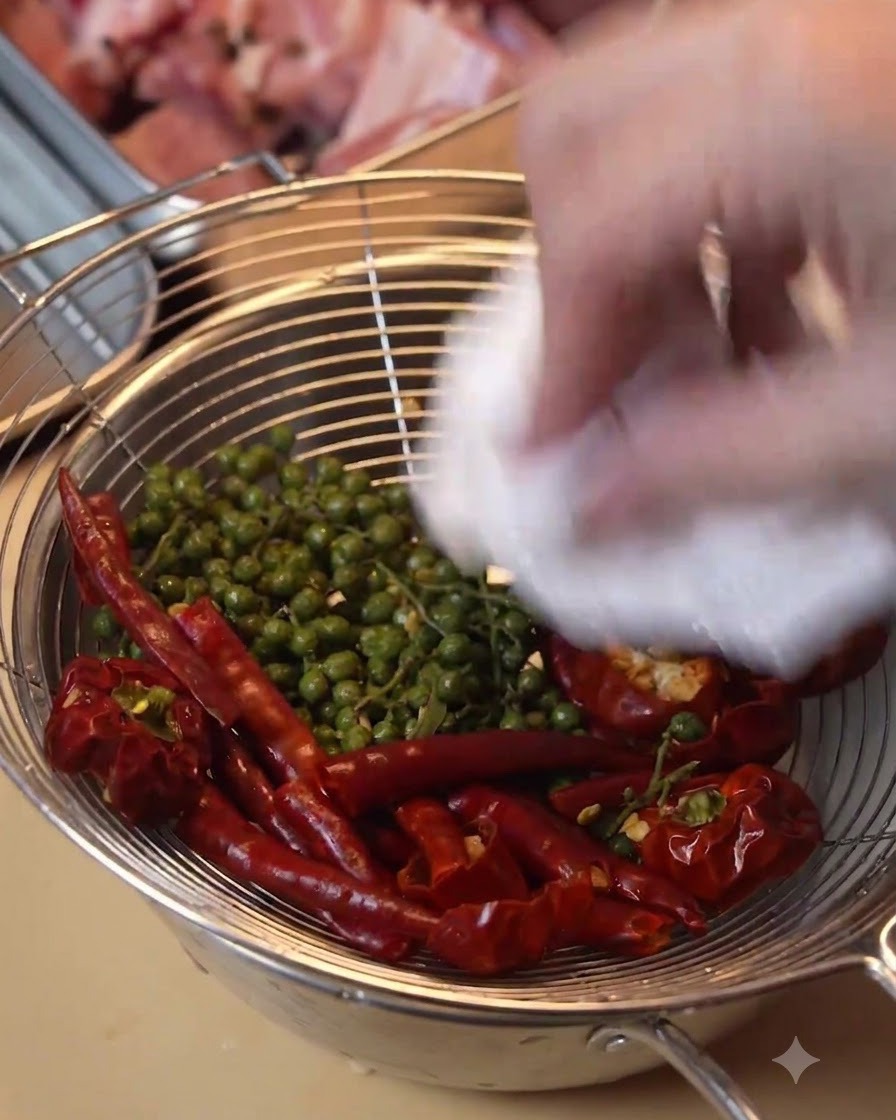 Spicchi daglio premuti con uno schiaccia aglio manuale.