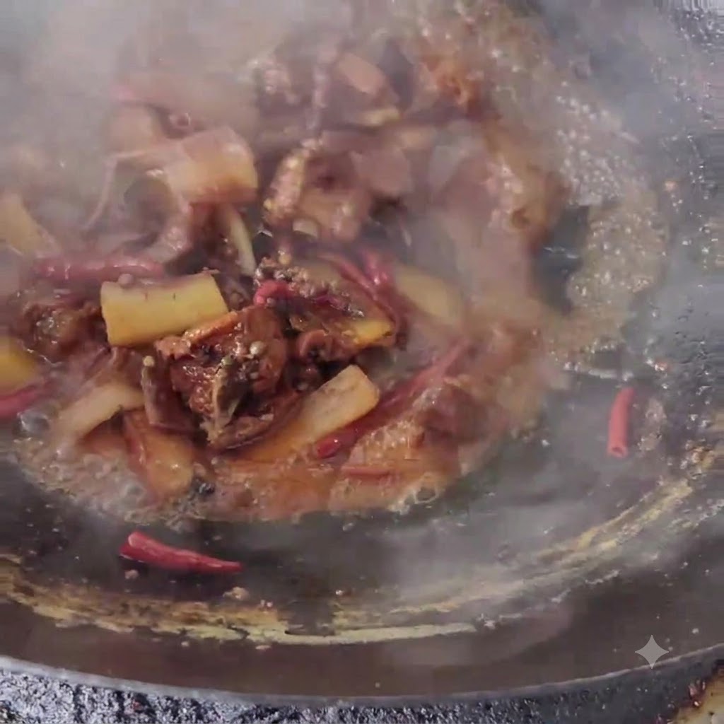 Listarelle di pancetta di maiale saltate in un wok con salsa e ingredienti aromatici.