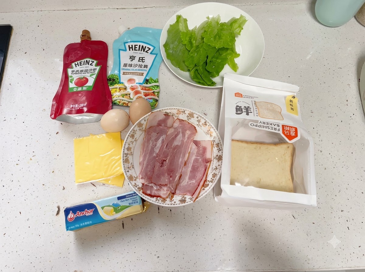 Un assortimento di ingredienti per panini disposti ordinatamente su un piano cucina bianco.