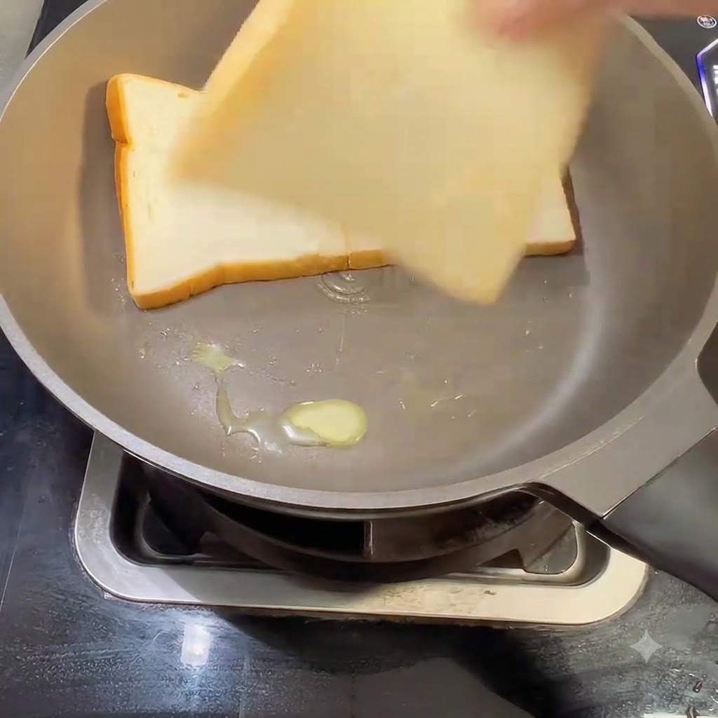 Tre fette di pancarrè bianco messe in una padella imburrata.