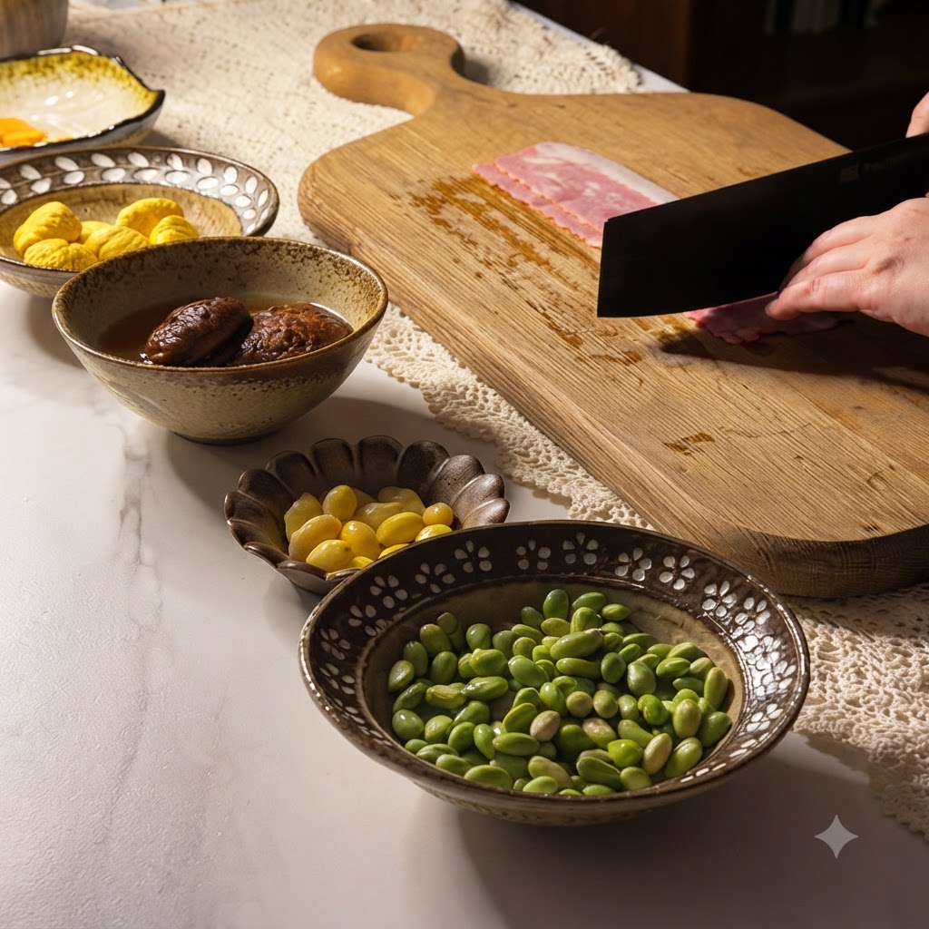 Strisce di pancetta tagliate a piccoli pezzi su un tagliere di legno con una mannaia.