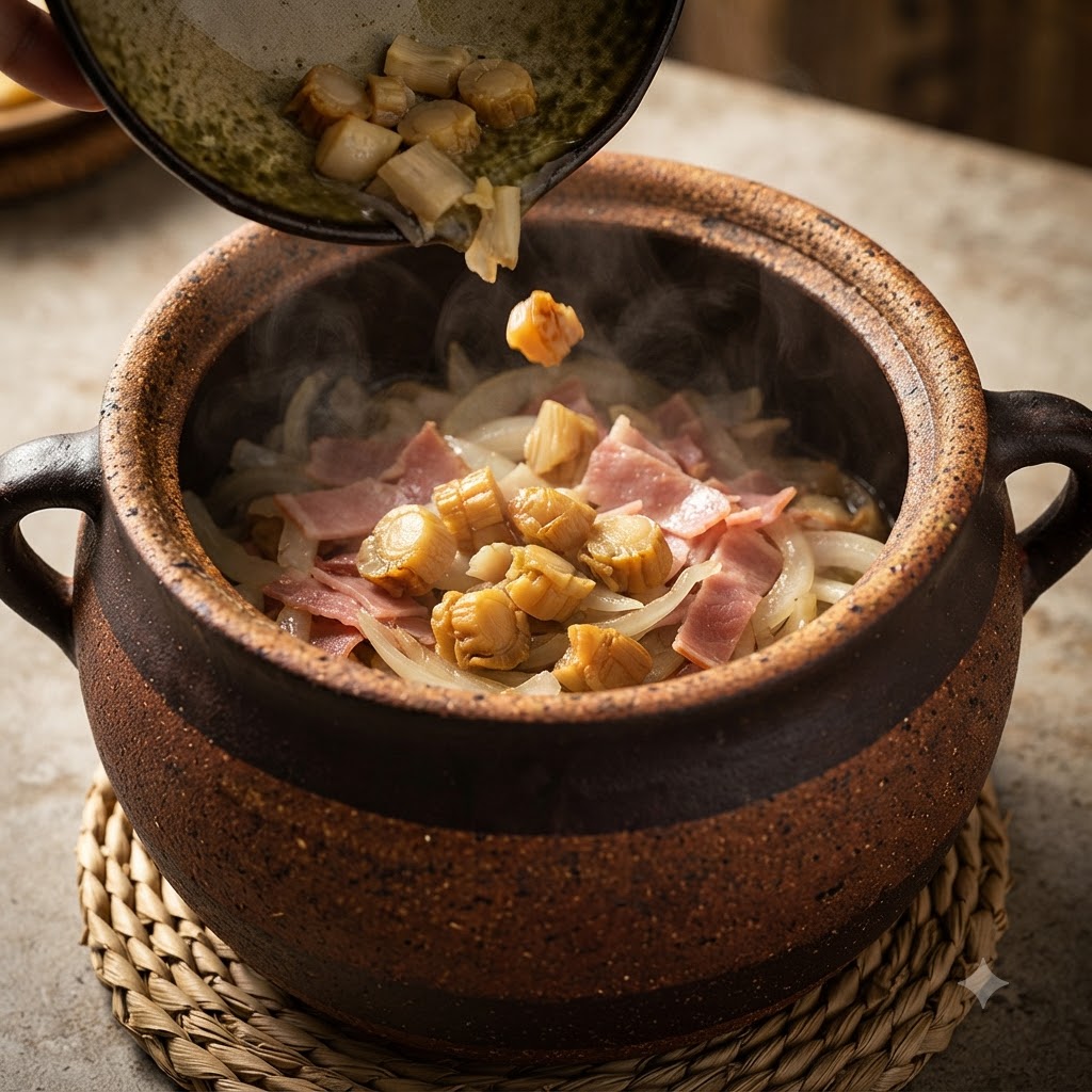 Capesante essiccate ammollate versate da una ciotolina in una pentola dargilla contenente pancetta rosolata e cipolle affettate.