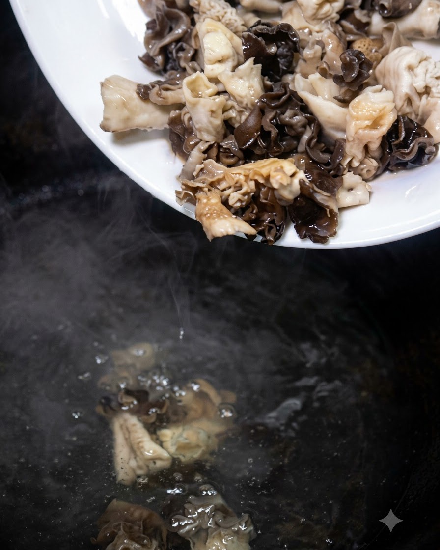 Funghi preparati versati da un piatto bianco in una pentola di acqua bollente.