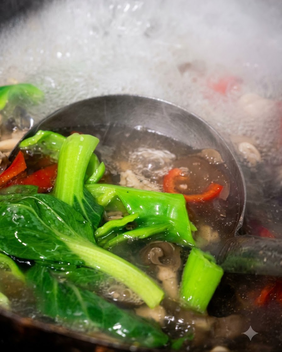 Un mestolo che raccoglie bok choy cotto, peperoni e funghi dallacqua bollente.