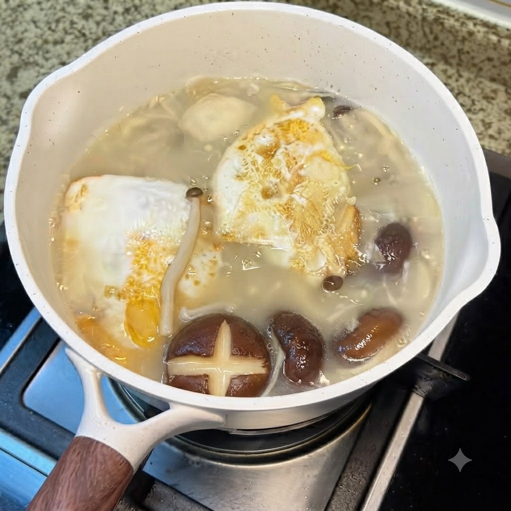 Pepe bianco macinato che cade da un agitatore nella pentola bianca fumante di zuppa di funghi.