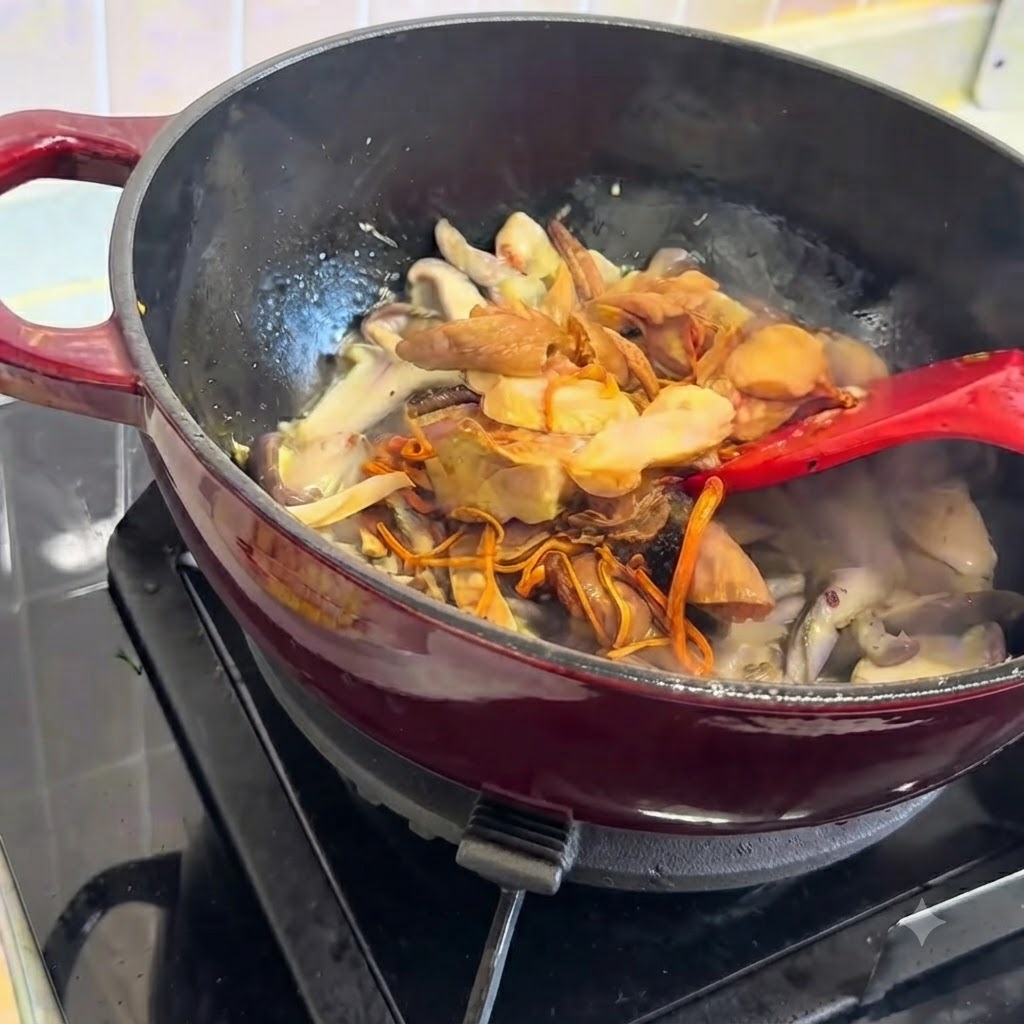Funghi reidratati mescolati con funghi freschi nella pentola di cottura.