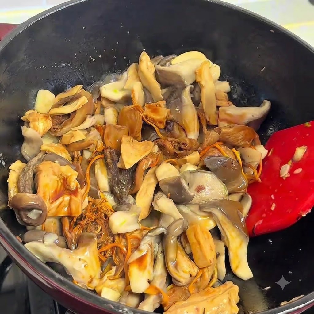 Funghi conditi che cuociono nella padella.