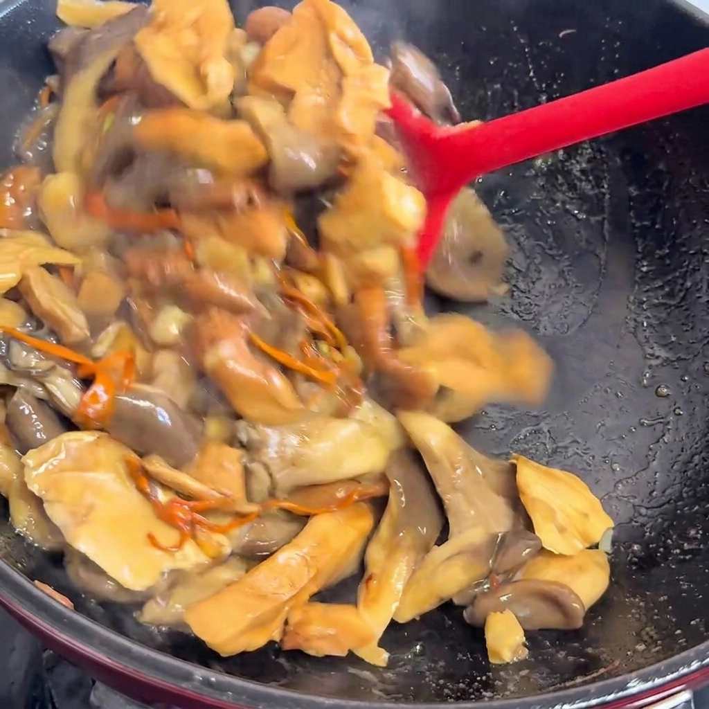 Liquido versato nella padella sopra i funghi cotti.