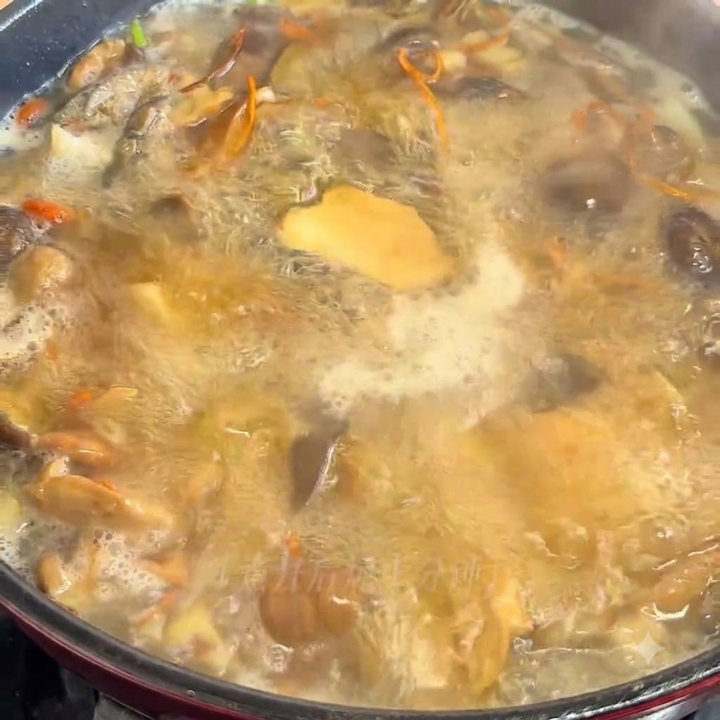 Il composto della zuppa di funghi che bolle attivamente in una pentola.