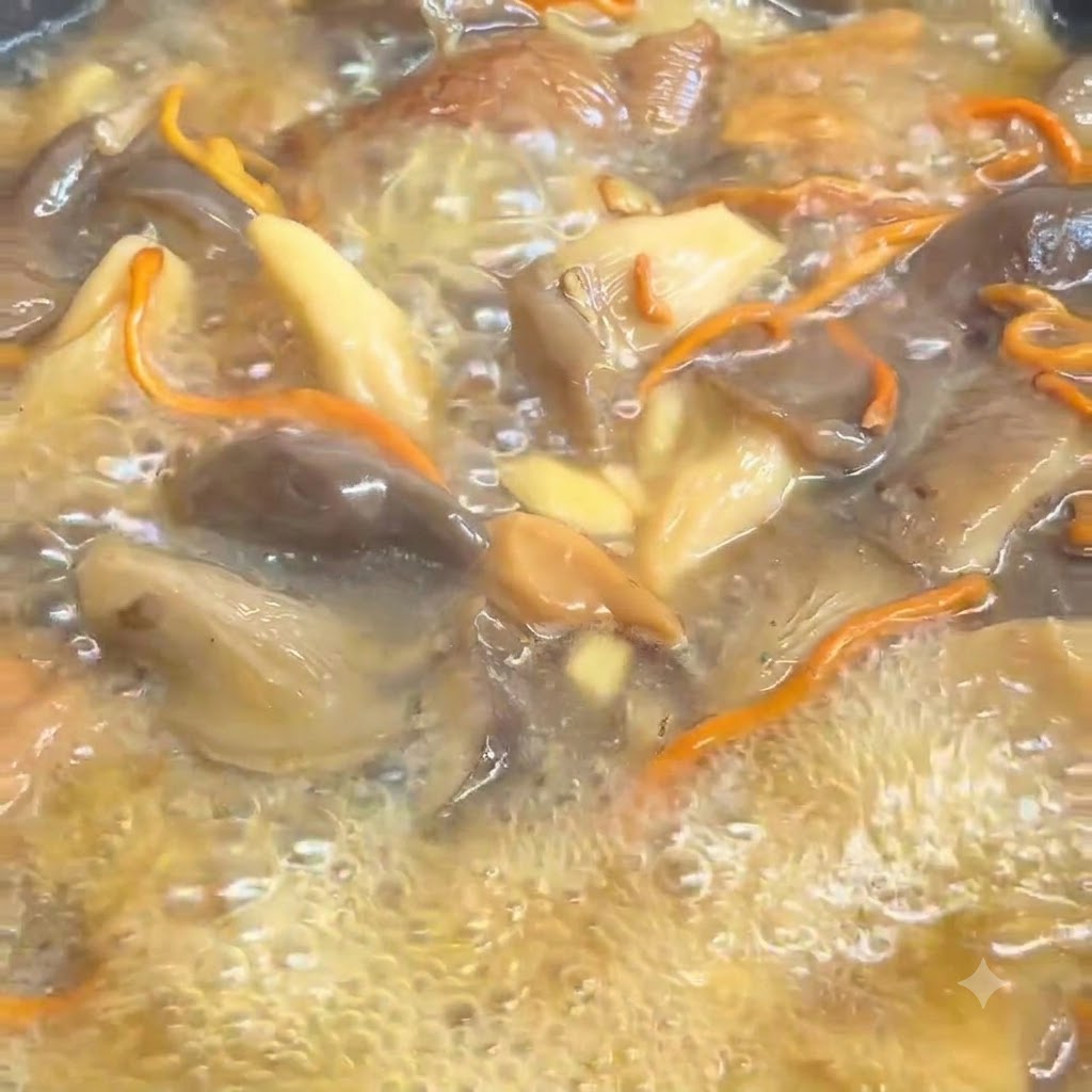 Noodle cotti sciacquati sotto lacqua corrente dentro un colino.