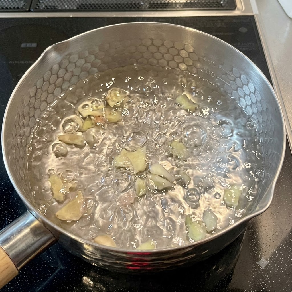 Noodle secchi che cuociono dentro una pentola ribollente di acqua bollente sul piano cottura.