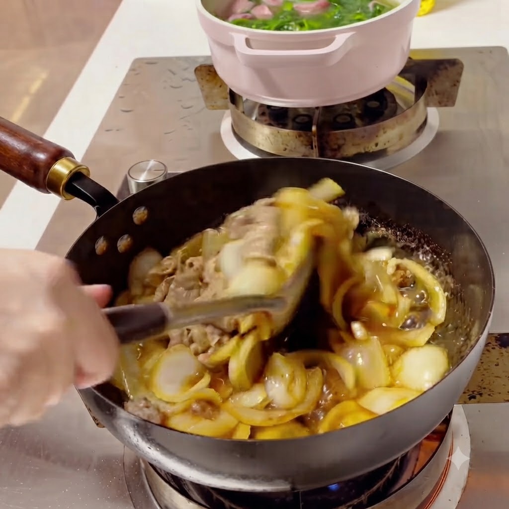 Manzo e cipolle saltati insieme in un wok con una salsa ricca e densa.