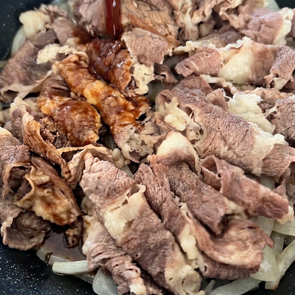 Salsa scura saporita versata dallalto su fettine di manzo cotte e cipolle in una padella.