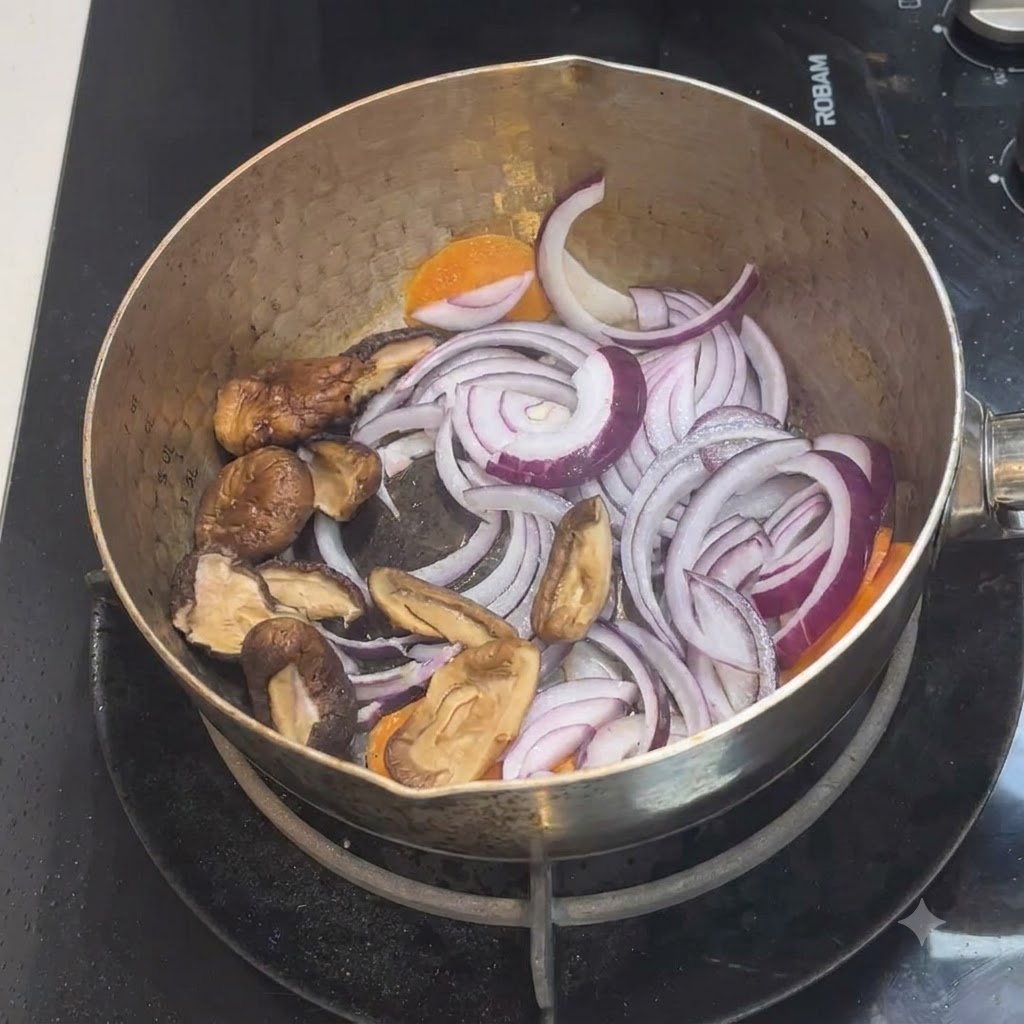 Funghi shiitake affettati posti allinterno della pentola con il composto esistente di cipolle e carote.