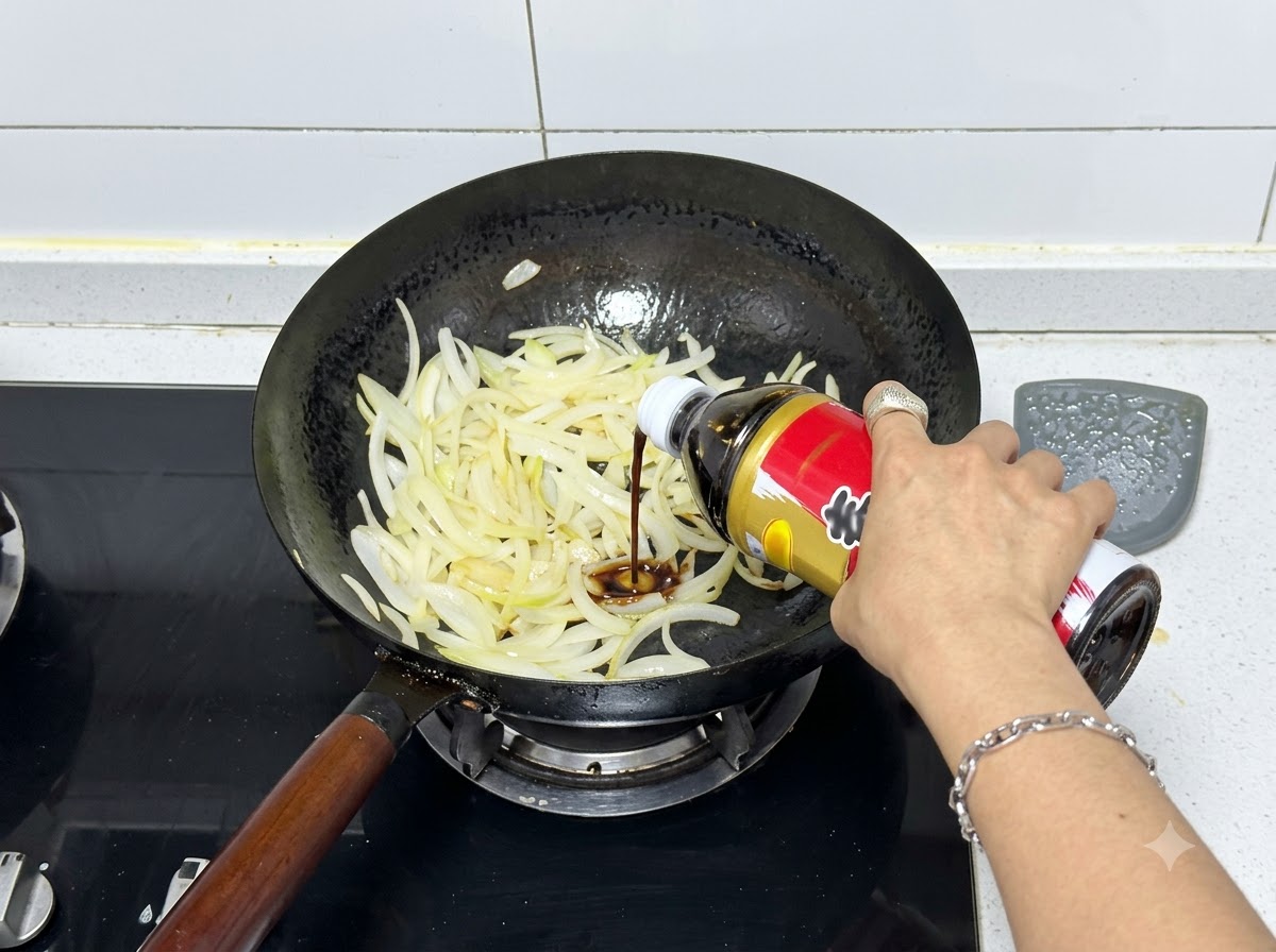 Salsa sukiyaki spremuta da una bottiglia in un wok pieno di cipolle saltate.