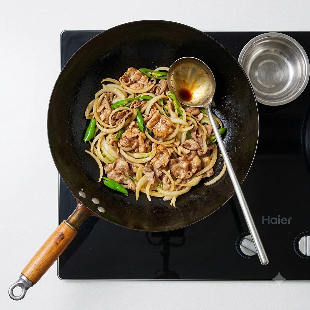 Un mestolo che versa la salsa in un wok contenente fettine di manzo cotte, cipolle e peperoni verdi.