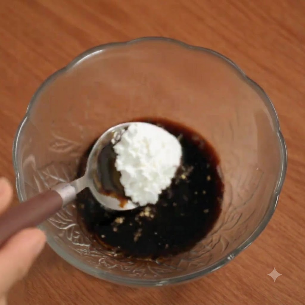Un cucchiaio di fecola di mais aggiunto alla ciotola della salsa.