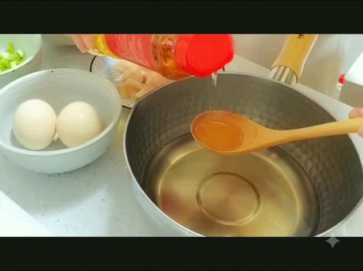 Mirin versato da una bottiglia in un cucchiaio di legno sopra una pentola dacqua.