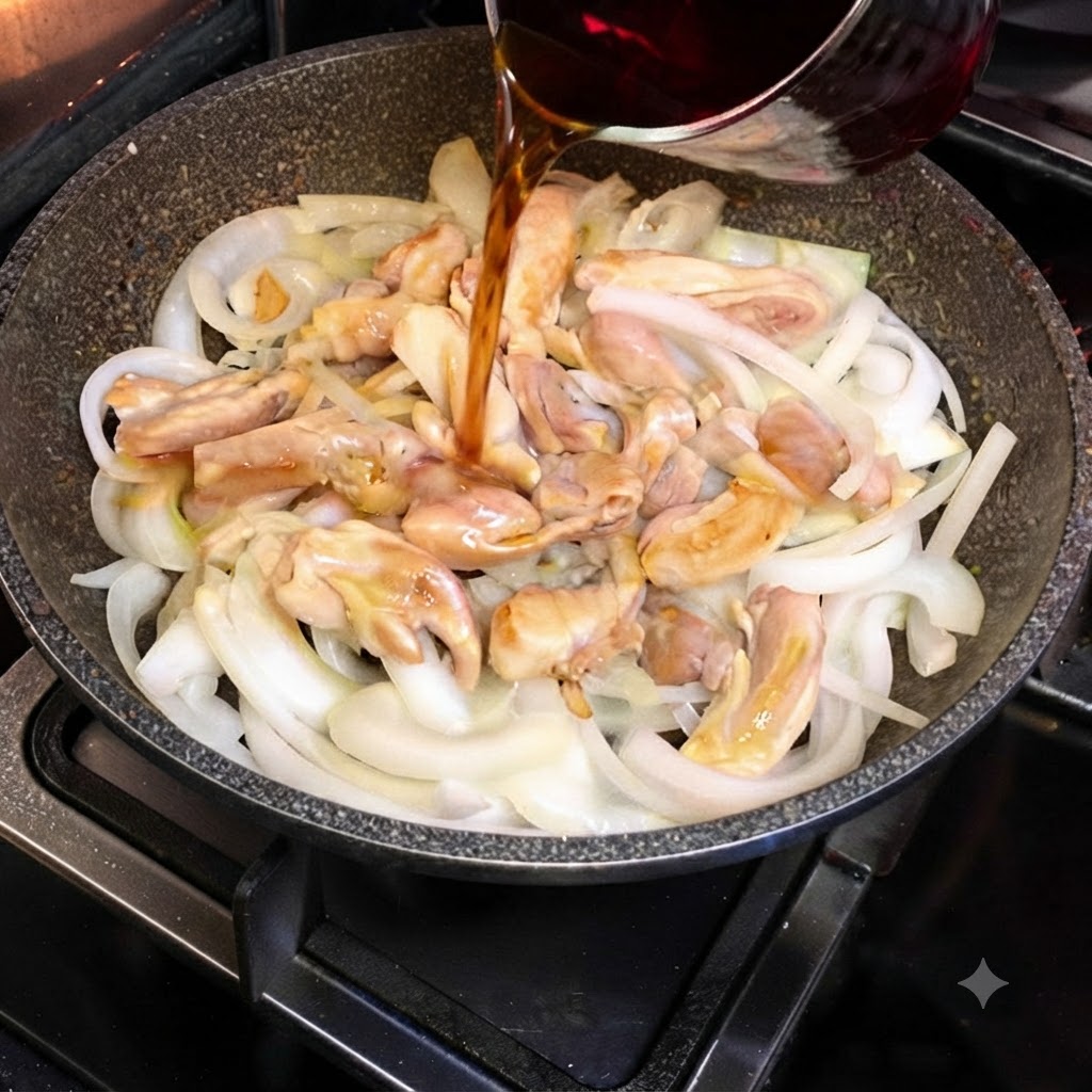 Salsa sukiyaki scura versata da un contenitore di vetro in una padella contenente pezzi di pollo e cipolle affettate.