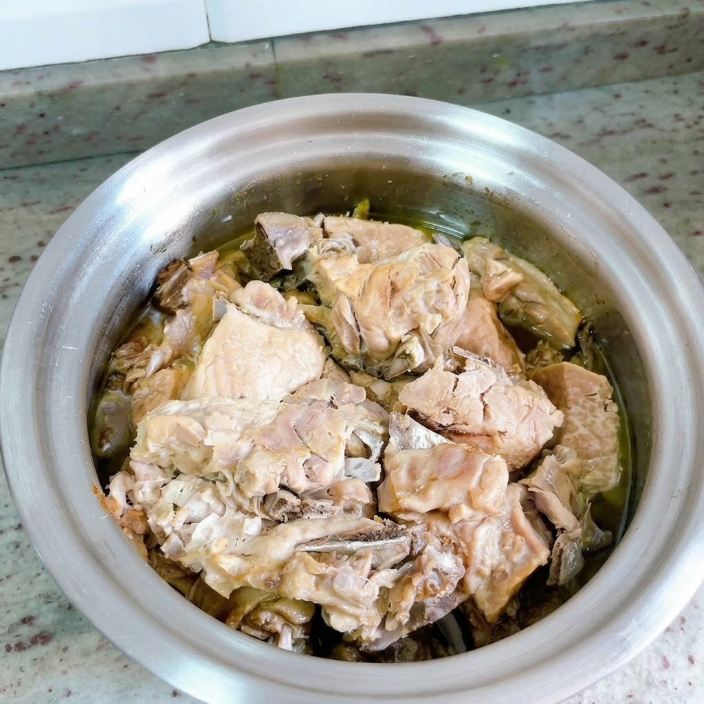 Il coperchio della pentola a pressione viene rimosso, mostrando la carne danatra cotta sommersa in un ricco brodo.