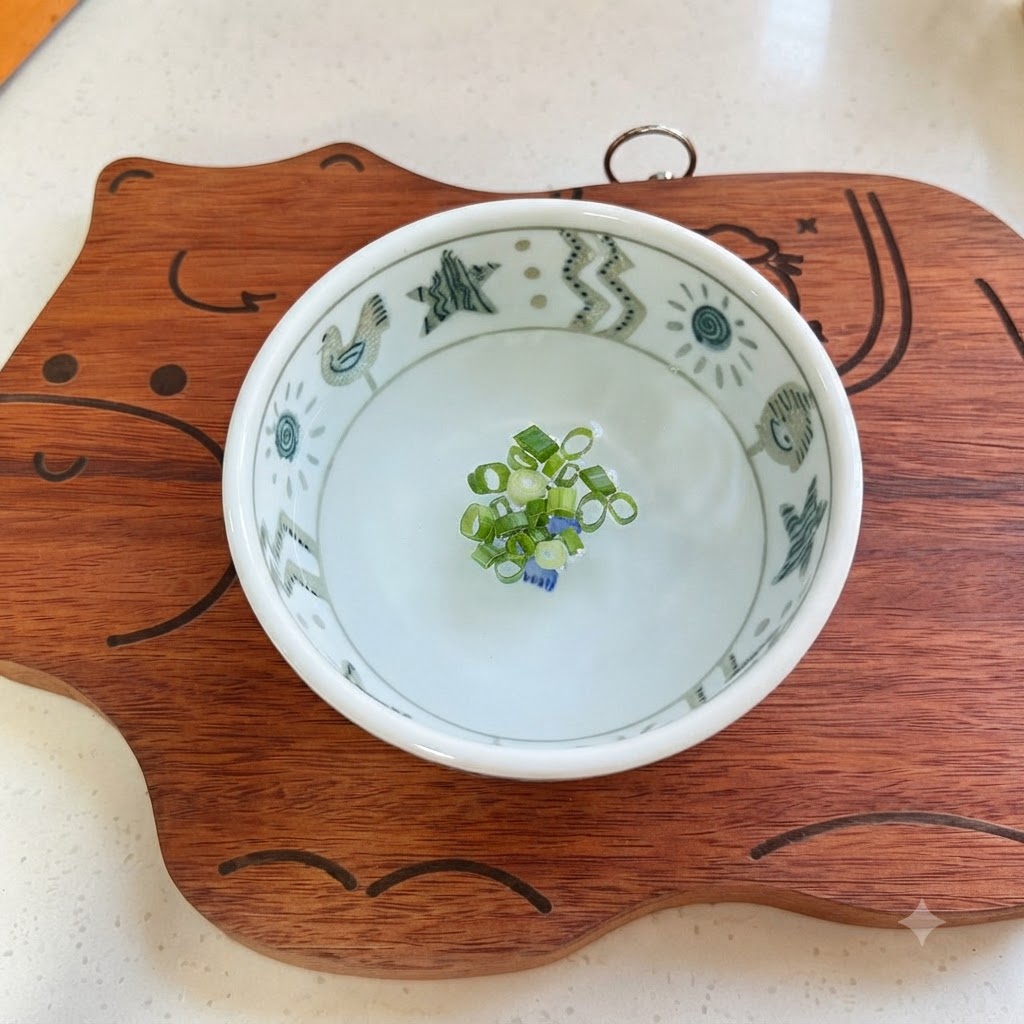Zucchero bianco, dado di pollo in polvere, salsa di soia chiara, salsa di ostriche, amido e acqua uniti in una piccola ciotola di ceramica.