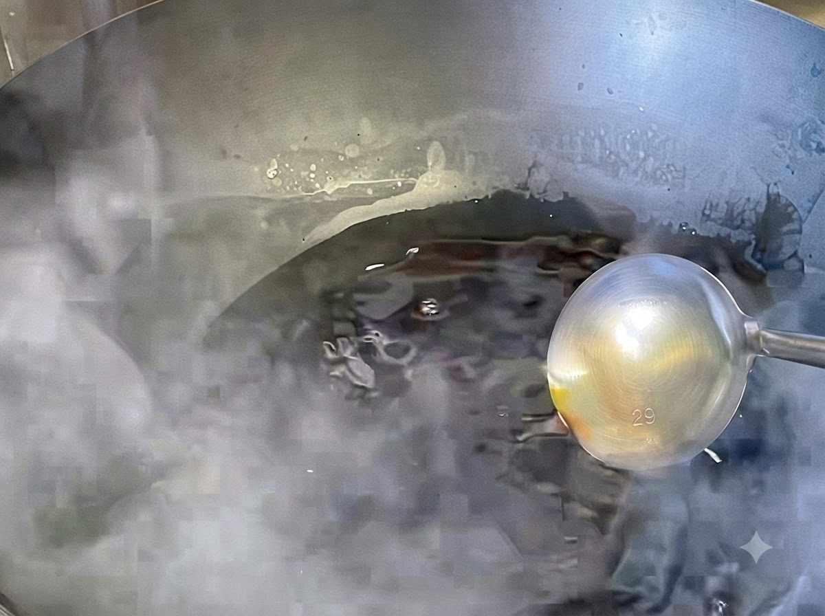 Salsa chesobbolle e si riduce a fuoco basso in un wok.