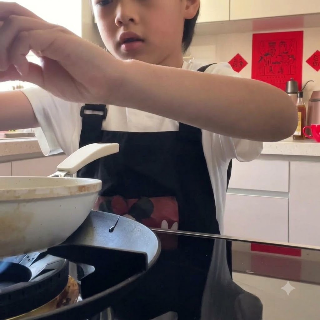 Un uovo che viene rotto in una padella sul fornello per essere fritto.