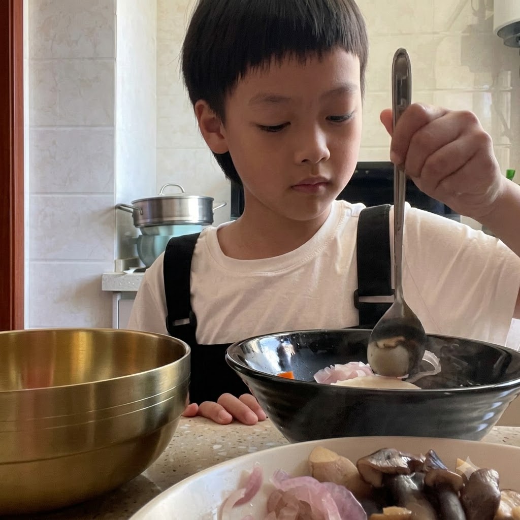 Salsa teriyaki che viene versata con un cucchiaio e cosparsa sugli ingredienti in una ciotola da portata.