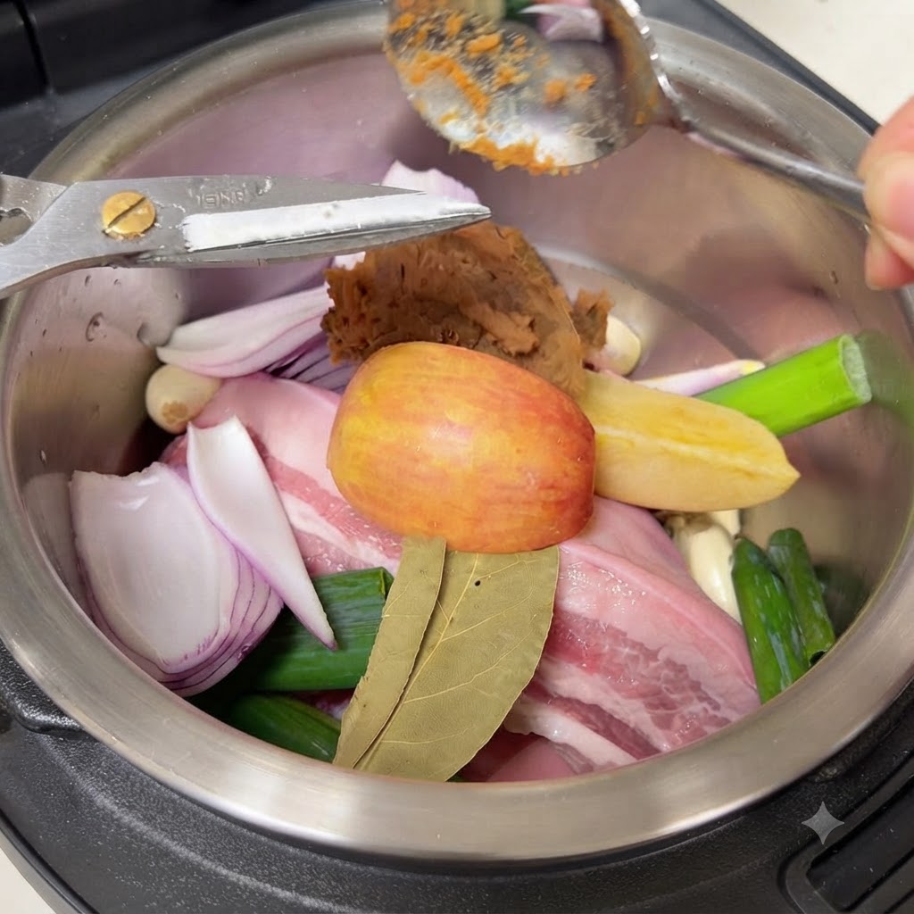 Un cucchiaio di pasta di soia coreana marrone aggiunto agli ingredienti allinterno della pentola di cottura.